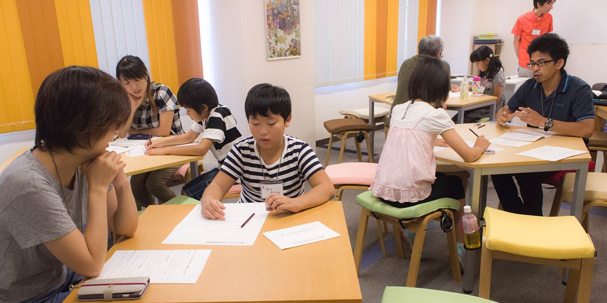 親子でボードゲームを作ろう教室イメージ写真